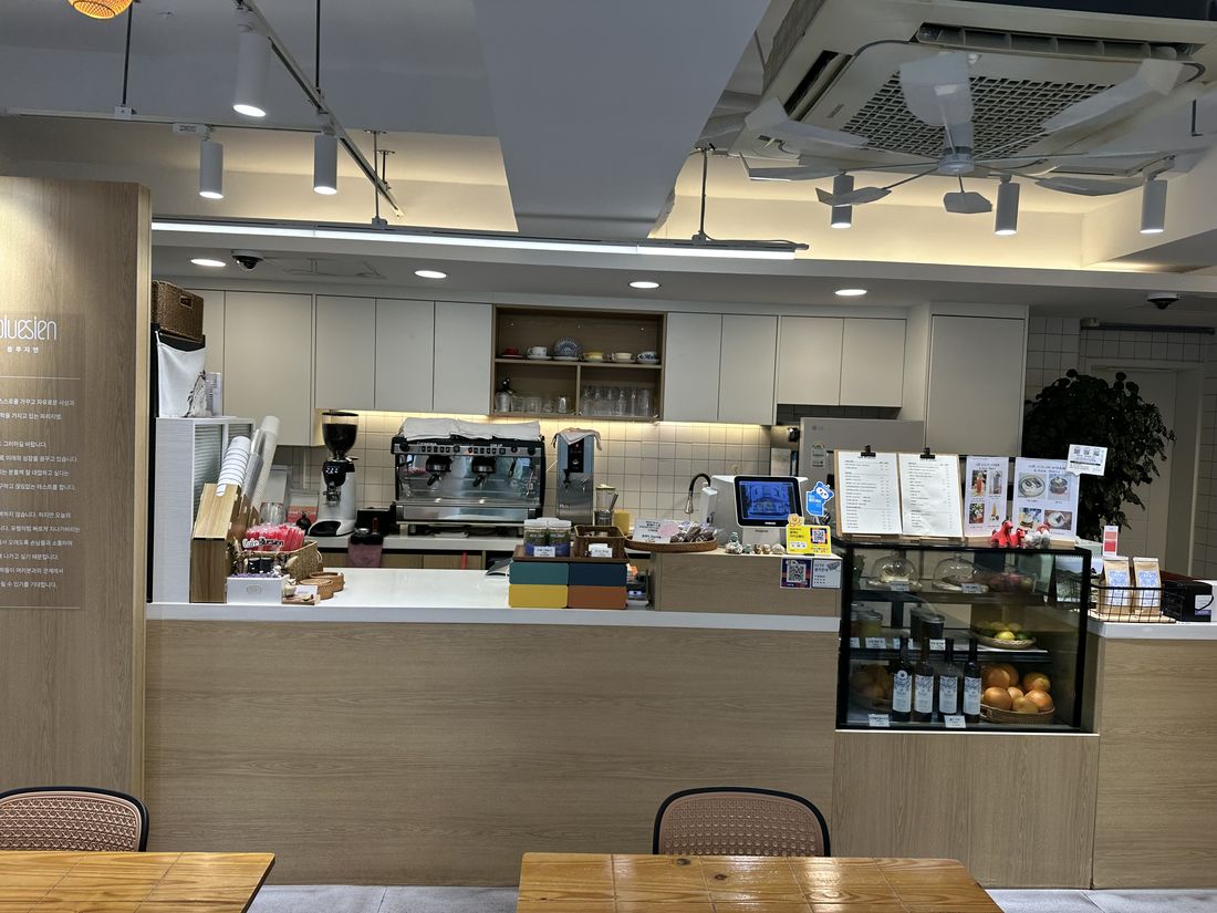 에스프레소 머신이 있는 바 카운터